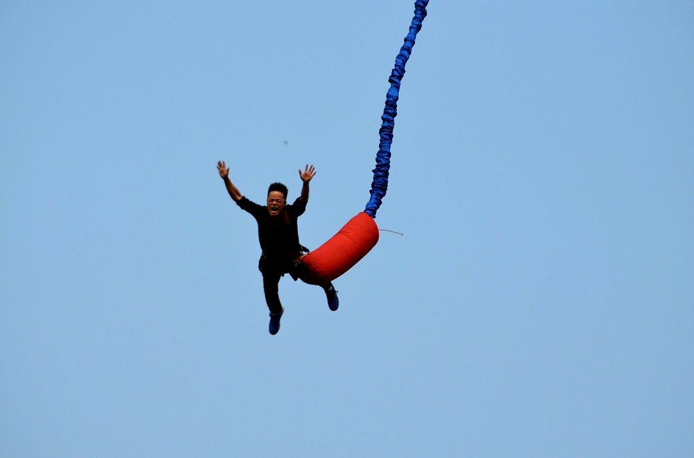 bungee-jumping-with-the-blue-sky